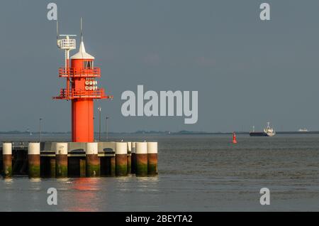 Phare rouge à l'écluse de Brunsbuettel, entrée du canal de Kiel, Schleswig-Holstein, Mer du Nord, Allemagne Banque D'Images