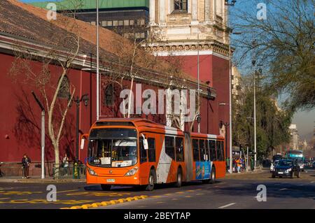 SANTIAGO, CHILI - AOÛT 2016 : un bus Transantiago dans le centre de Santiago Banque D'Images