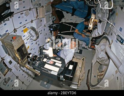 (24-29 avril 1990) --- une caméra 35mm avec un objectif "fish eye" capturés cette high angle droit sur Discovery a compartiment intermédiaire. Kathryn astronaute D. Sullivan travaille avec la caméra IMAX en premier plan, alors que l'astronaute Steven A. Hawley consulte une liste dans le coin. Une Arriflex motion photo appareil photo enregistre l'expérience étudiante dans l'arc d'ions de l'appareil monté sur le casier de rangement. L'expérience a été le projet de Gregory S. Peterson, actuellement étudiant à l'Université d'état de l'Utah. Banque D'Images