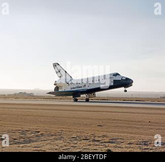 (29 avril 1990) --- La navette spatiale Discovery fait un atterrissage en douceur sur la piste à Edwards Air Force Base à remplir une mission de cinq jours. Il s'agissait d'un vol orbital de la Terre au cours de laquelle le télescope spatial Hubble (HST) a été envoyée vers ses 15 ans de la mission. L'atterrissage s'est terminé à 18:51 (PDT), le 29 avril 1990. À l'intérieur de l'engin spatial pour la mission STS-31 ont été astronautes Loren J. Shriver, Charles F. Bolden, Bruce McCandless II, Kathryn D. Sullivan et Steven A. Hawley. Banque D'Images