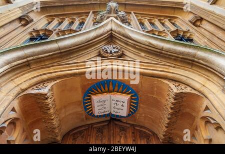 Détail de la sculpture au-dessus de l'entrée de l'école de divinité à la bibliothèque Bodleian, Université d'Oxford, Angleterre Banque D'Images