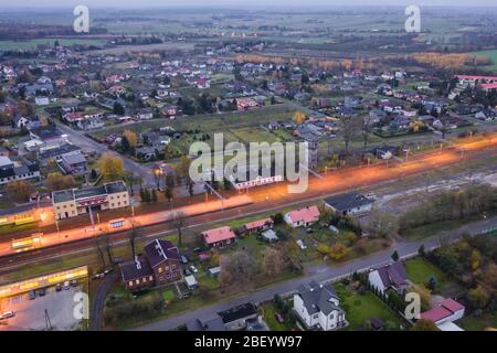Vue aérienne avec gare dans le village de Rogow à Lodz Voivodeship, en Pologne Banque D'Images