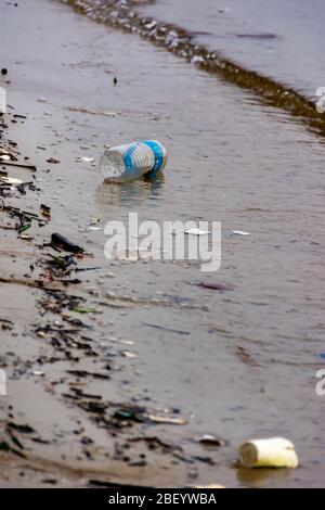 Des poubelles en plastique sur une baie polluant l'océan. Des déchets en plastique sont jetés de la plage Banque D'Images