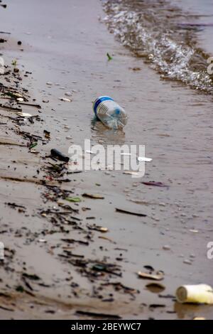 Des poubelles en plastique sur une baie polluant l'océan. Des déchets en plastique sont jetés de la plage Banque D'Images