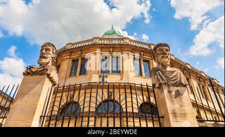 Les têtes de l'empereur en pierre sculptée à l'extérieur du théâtre Sheldonian, Université d'Oxford, Angleterre Banque D'Images