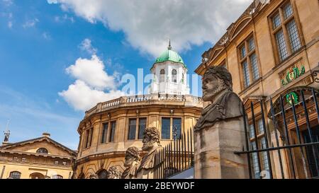 Les têtes de l'empereur en pierre sculptée à l'extérieur du théâtre Sheldonian, Université d'Oxford, Angleterre Banque D'Images