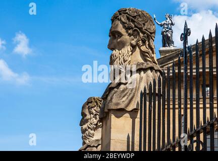 Les têtes de l'empereur en pierre sculptée à l'extérieur du théâtre Sheldonian, Université d'Oxford, Angleterre Banque D'Images