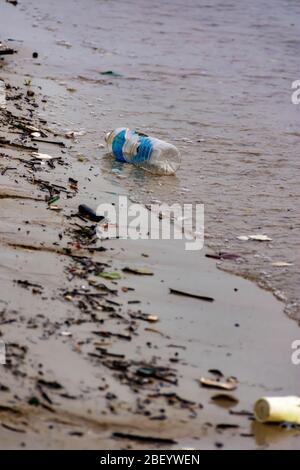 Des poubelles en plastique sur une baie polluant l'océan. Des déchets en plastique sont jetés de la plage Banque D'Images