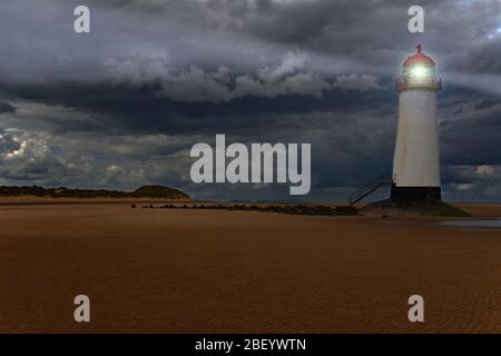 Le phare de point d'Ayr se trouve à l'embouchure de l'estuaire de Dee, au Pays de Galles. Construit en 1776 il a été ramené à la vie avec la magie de Photoshop. Banque D'Images