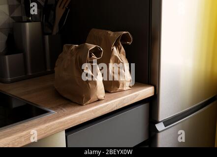 Sac en papier avec nourriture sur table dans la cuisine moderne Banque D'Images