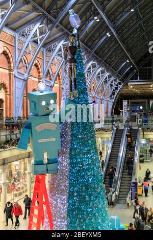 L'arbre de Noël et le robot de fête Tiffany & Co. À St Pancras International à Londres, Royaume-Uni Banque D'Images