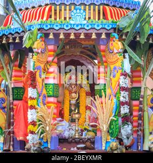 Le char principal, qui contient une représentation des divinités hindoues, est porté dans la procession du Festival Chariot, une célébration religieuse hindoue à Londres Banque D'Images