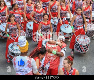 Les joueurs de batterie d'acier du groupe brésilien Batala participent au festival et défilé de rue du carnaval Notting Hill, Londres, Royaume-Uni Banque D'Images