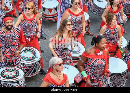 Les joueurs de batterie d'acier du groupe brésilien Batala participent au festival et défilé de rue du carnaval Notting Hill, Londres, Royaume-Uni Banque D'Images