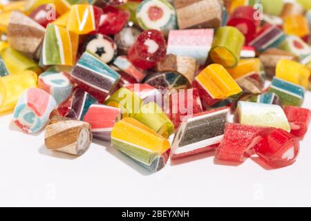 sucettes vives et juteuses de différentes couleurs isolées sur fond blanc. Vue de dessus. Gros plan Banque D'Images