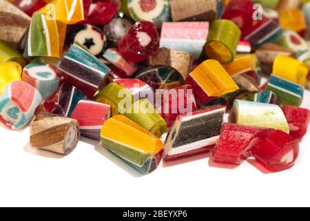 sucettes vives et juteuses de différentes couleurs isolées sur fond blanc. Vue de dessus. Gros plan Banque D'Images