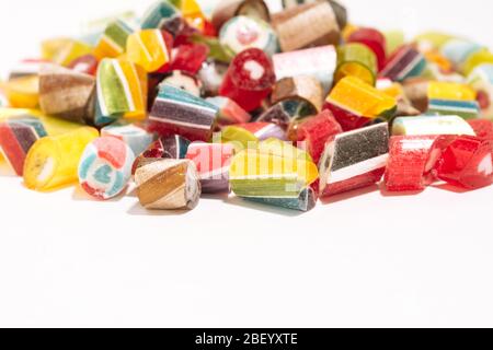 sucettes vives et juteuses de différentes couleurs isolées sur fond blanc. Vue de dessus. Gros plan Banque D'Images