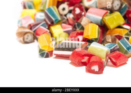 sucettes vives et juteuses de différentes couleurs isolées sur fond blanc. Vue de dessus. Gros plan Banque D'Images