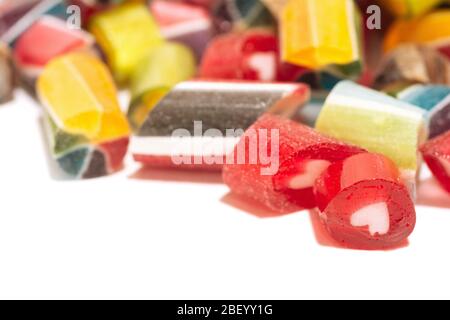 sucettes vives et juteuses de différentes couleurs isolées sur fond blanc. Vue de dessus. Gros plan Banque D'Images