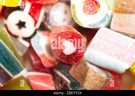 sucettes vives et juteuses de différentes couleurs isolées sur fond blanc. Vue de dessus. Gros plan Banque D'Images