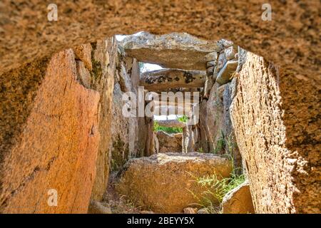 Arzachena, Sardaigne / Italie - 2019/07/19: Ruines archéologiques de nécropole Nuragique Giants Tomb de Codu Vecchiu - Tomba di Giganti Coddu Vecchiu - W Banque D'Images