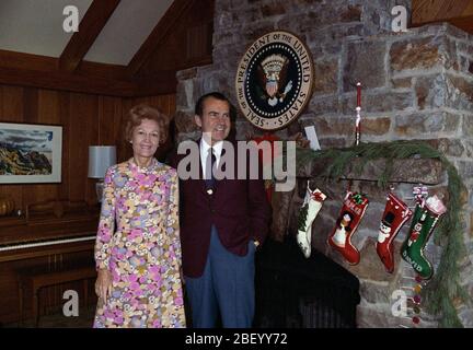 Le président et Mme Nixon posent devant la leur famille des bas de Noël accroché sur la cheminée dans la cabine d'Aspen à Camp David Banque D'Images