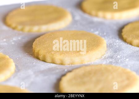 cookies maison non cuits cuisson au four sur un plateau de cuisson tourné sur fond de mise au point sélective pour ajouter un fond de recette Banque D'Images