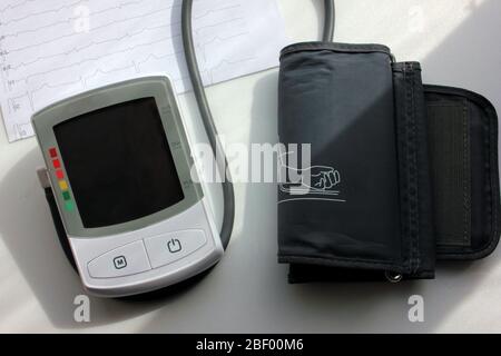 Gros plan d'un appareil numérique électrique pour mesurer le tonomètre et le cardiogramme de pression artérielle sur fond blanc Banque D'Images