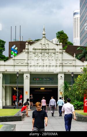 Raffles place MRT dans le quartier des affaires de Singapour, Singapour, 2 mars 2020 Banque D'Images