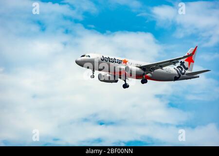 CHANGI SINGAPORE: Atterrissage en avion DE JETSTAR Airlines à l'aéroport international de Changi le 27 mars 2020 à Singapour Banque D'Images
