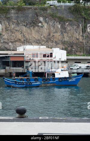 Trois bateaux de pêche bleus au port de Funchal, Madère Banque D'Images