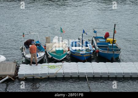 Quatre bateaux de pêche au port de Funchal, Madère; Banque D'Images