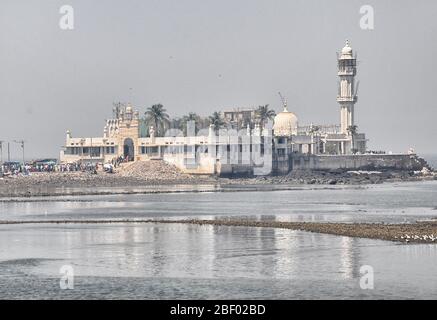 MUMBAI, INDE - 24 février 2012 : vue sur la mosquée Haji Ali Darga, la Mosquée a été construite en 1431 à la mémoire d'un riche marchand musulman. Banque D'Images