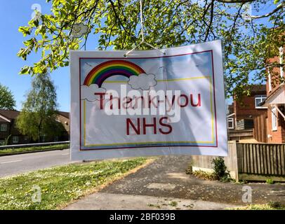 High Wycombe, Royaume-Uni. 14 avril 2020. Un arbre est décoré en disant Merci au NHS lors de la pandémie de Covid-19 comme le conseil du gouvernement britannique pour maintenir des distances sociales et réduire le temps en dehors de High Wycombe le 14 avril 2020. Crédit: Images Prime Media / Alay Live News Banque D'Images