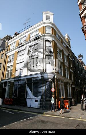 Un coup énorme, par l'artiste français de rue JR, a appelé le "photographe", Lexington Street, Soho, Londres Banque D'Images