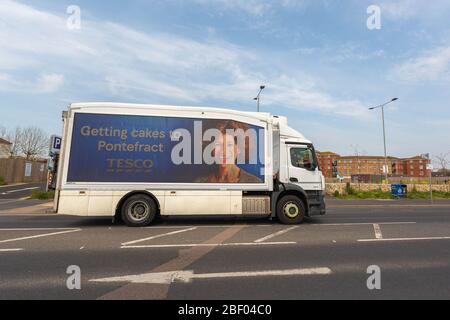 Southend-on-Sea, Royaume-Uni. 16 avril 2020. Camion de livraison Tesco opérant à Southend-on-Sea pendant la pandémie de COVID-19, soulignant la logistique essentielle, la continuité des services régionaux et l’adaptation en santé publique. Penelope Barritt/Alamy Live News Banque D'Images