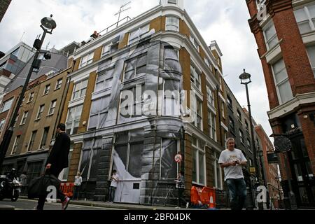 Un coup énorme, par l'artiste français de rue JR, a appelé le "photographe", Lexington Street, Soho, Londres Banque D'Images