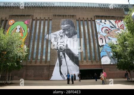 Un coup énorme, par l'artiste français de rue JR, a appelé le "photographe", Tate Modern, Londres Banque D'Images