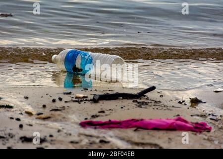 Des poubelles en plastique sur une baie polluant l'océan. Des déchets en plastique sont jetés de la plage Banque D'Images