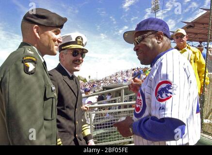 US Navy (USN) Vice-amiral (vam) Evan M. Chanik, directeur, la structure des forces, des ressources et de l'évaluation et de son aide, l'armée des États-Unis (USA) Le Colonel (Col) Michael Linnington, obtenir une balle de baseball signée par les Chicago Cubs Manager Dusty Baker, à un Phoenix, Arizona (AZ), camp de formation. Banque D'Images
