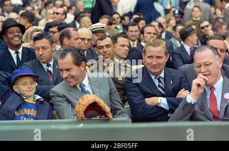 Le président Nixon est titulaire d 'un franc échange de vues' avec un jeune basefall ventilateur à la journée d'ouverture des sénateurs de Washington par rapport à jeu les Yankees de New York au Stade RFK Banque D'Images