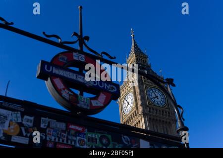 Big Ben, vu par le panneau de la station de métro Westminster. Le Palais de Westminster est le lieu de rencontre de la Chambre des communes et du Hou Banque D'Images