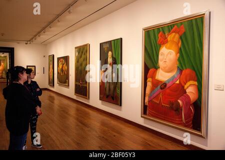 Des spectateurs admirant la primera dama, la peinture de la première Dame de Botero dans une galerie du Musée Botero également connu sous le nom de Museo Botero, Bogota, Colombie Banque D'Images