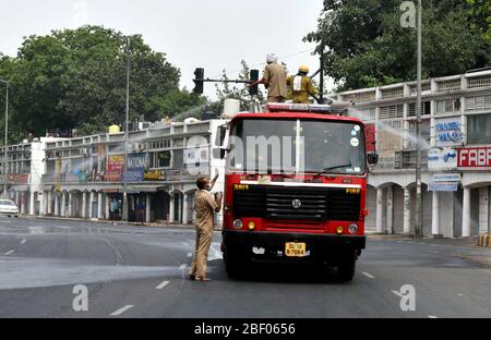 New Delhi, Inde. 16 avril 2020. Les pompiers vaporiser du désinfectant dans la zone de Cannaught place pour freiner la propagation de la COVID-19 lors d'un verrouillage à New Delhi, en Inde, le 16 avril 2020. Le ministère fédéral de la santé de l'Inde a déclaré jeudi soir que le nombre de décès dus à la COVID-19 dans le pays était de 420 et que le nombre total de cas confirmés atteignait 12 759. Crédit: Partha Sarkar/Xinhua/Alay Live News Banque D'Images