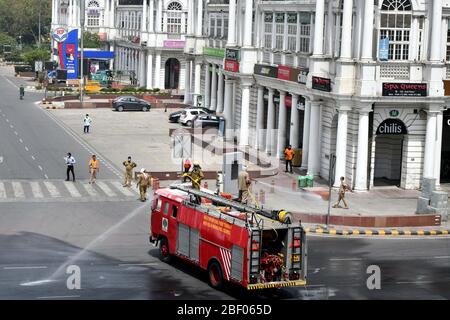 New Delhi, Inde. 16 avril 2020. Les pompiers vaporiser du désinfectant dans la zone de Cannaught place pour freiner la propagation de la COVID-19 lors d'un verrouillage à New Delhi, en Inde, le 16 avril 2020. Le ministère fédéral de la santé de l'Inde a déclaré jeudi soir que le nombre de décès dus à la COVID-19 dans le pays était de 420 et que le nombre total de cas confirmés atteignait 12 759. Crédit: Partha Sarkar/Xinhua/Alay Live News Banque D'Images