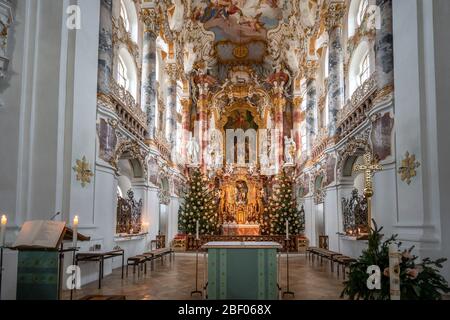 1 févr. 2020 - Steingaden, Allemagne: Autel principal avec statues bibliques à l'intérieur de l'église de pèlerinage de Wies Wieskirche Banque D'Images