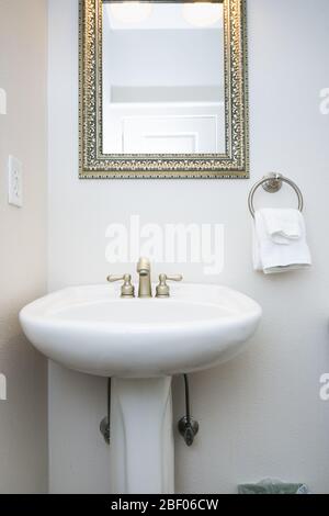 Lavabo et robinet de salle de bains blancs simples, propres et simples Banque D'Images