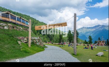 Terrain de jeu 'Pejo Kinderland' dans la vallée de Pejo: L'idéal vacances d'été et d'hiver pour les familles avec enfants, Pejo, Val di Sole, Trentin-Haut-Adige Banque D'Images