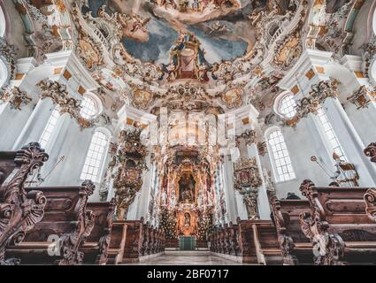 1 févr. 2020 - Steingaden, Allemagne: Vue vers le haut de la façade avant avec autel principal à l'intérieur de l'église de pèlerinage de Wies Wieskirche Banque D'Images