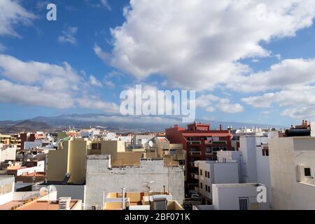 Lever du soleil à couper le souffle vu des toits de maisons traditionnelles à El Medano avec le volcan du Mont Teide en arrière-plan, Tenerife, îles Canaries, Espagne Banque D'Images